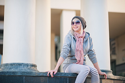 Entblößen Sie im Winter nicht Ihre Beine, sondern tragen Sie ein Paar Socken für einen modischen Look!