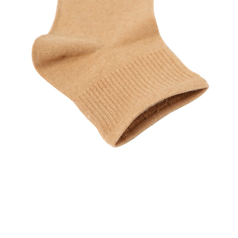 Weiche, naturfarbene Damensocken aus Baumwolle. Handgenähte, elastische Sport-Damensocken für Frühling und Sommer