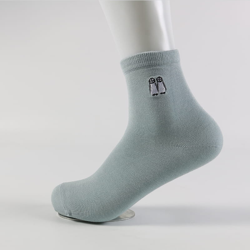 Fabrik Heißer Verkauf Niedliche Muster Stickerei Logo Frauen Strickkleid Crew Socken