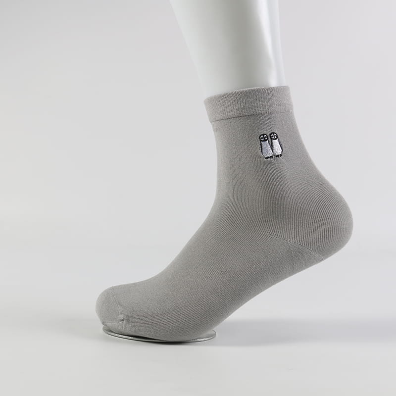 Fabrik Heißer Verkauf Niedliche Muster Stickerei Logo Frauen Strickkleid Crew Socken