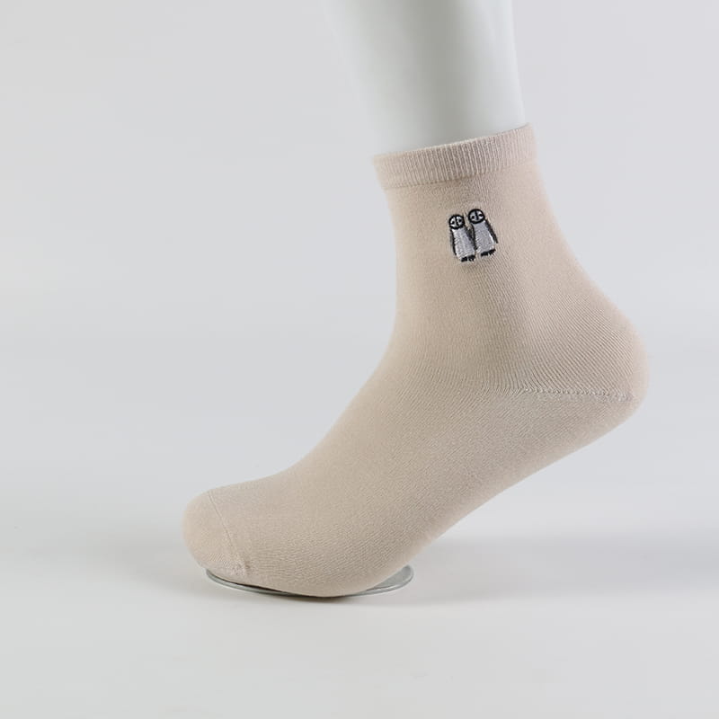 Fabrik Heißer Verkauf Niedliche Muster Stickerei Logo Frauen Strickkleid Crew Socken