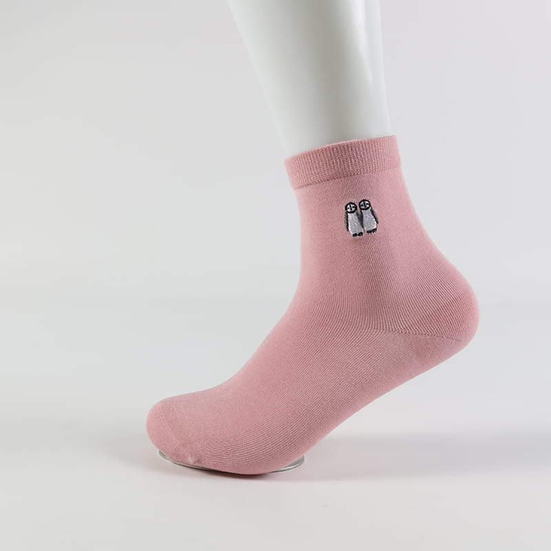 Fabrik Heißer Verkauf Niedliche Muster Stickerei Logo Frauen Strickkleid Crew Socken