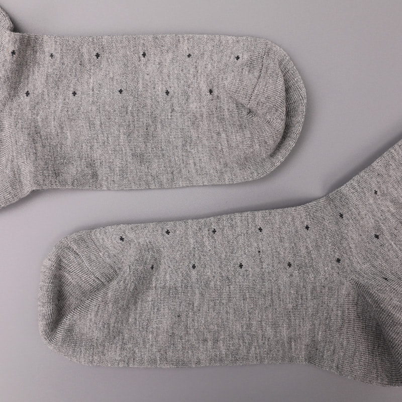 Weiche, mit Ammoniak umwickelte, mit Seidennylon umwickelte, unsichtbare, handgenähte, rautenförmige, kleine Jacquard-Herrensocken mit kleinen Punkten WSD2851