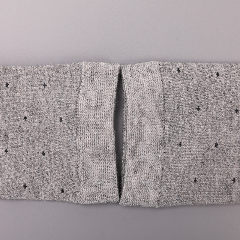 Weiche, mit Ammoniak umwickelte, mit Seidennylon umwickelte, unsichtbare, handgenähte, rautenförmige, kleine Jacquard-Herrensocken mit kleinen Punkten WSD2851
