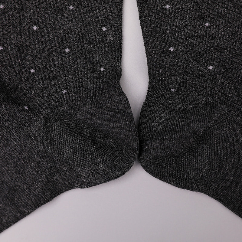 Weiche, mit Ammoniak umwickelte, mit Seidennylon umwickelte, unsichtbare, handgenähte, rautenförmige, kleine Jacquard-Herrensocken mit kleinen Punkten WSD2851