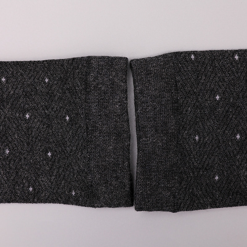 Weiche, mit Ammoniak umwickelte, mit Seidennylon umwickelte, unsichtbare, handgenähte, rautenförmige, kleine Jacquard-Herrensocken mit kleinen Punkten WSD2851