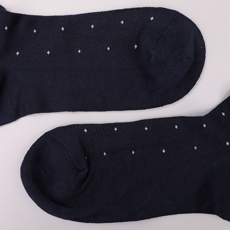 Weiche, mit Ammoniak umwickelte, mit Seidennylon umwickelte, unsichtbare, handgenähte, rautenförmige, kleine Jacquard-Herrensocken mit kleinen Punkten WSD2851