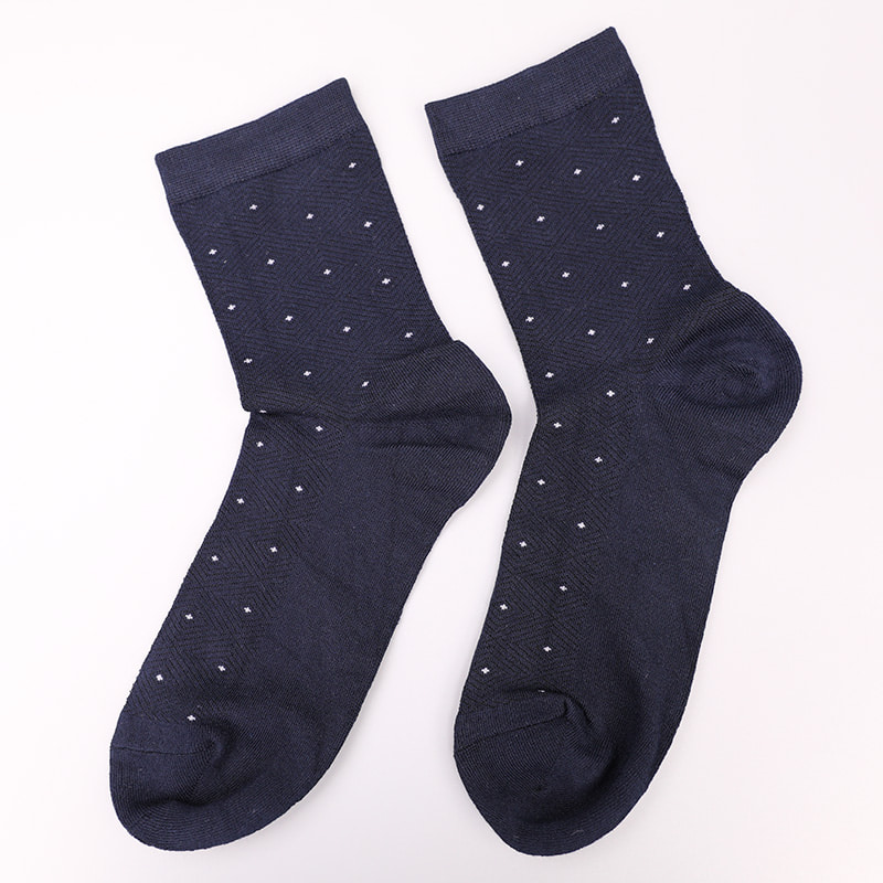 Weiche, mit Ammoniak umwickelte, mit Seidennylon umwickelte, unsichtbare, handgenähte, rautenförmige, kleine Jacquard-Herrensocken mit kleinen Punkten WSD2851