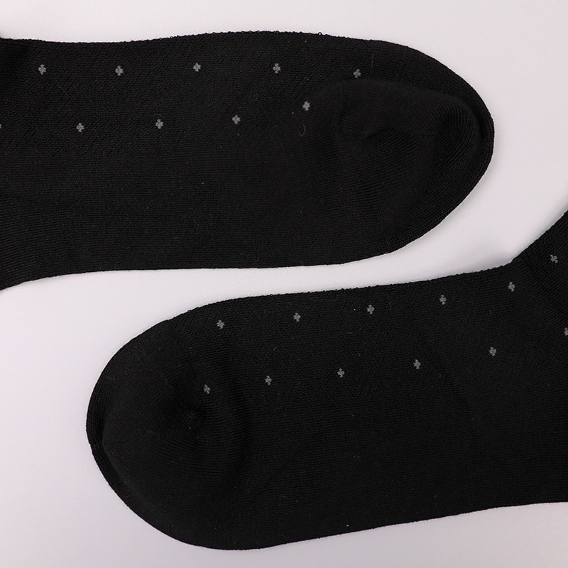 Weiche, mit Ammoniak umwickelte, mit Seidennylon umwickelte, unsichtbare, handgenähte, rautenförmige, kleine Jacquard-Herrensocken mit kleinen Punkten WSD2851