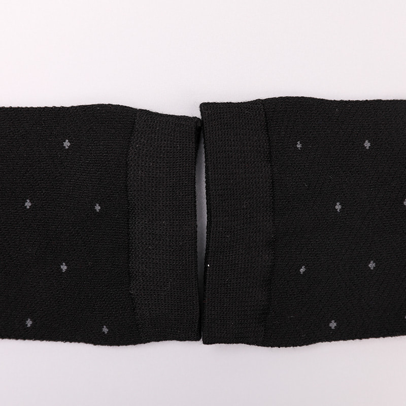 Weiche, mit Ammoniak umwickelte, mit Seidennylon umwickelte, unsichtbare, handgenähte, rautenförmige, kleine Jacquard-Herrensocken mit kleinen Punkten WSD2851