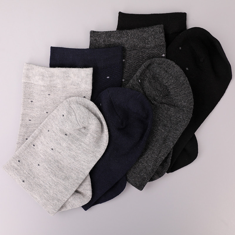 Weiche, mit Ammoniak umwickelte, mit Seidennylon umwickelte, unsichtbare, handgenähte, rautenförmige, kleine Jacquard-Herrensocken mit kleinen Punkten WSD2851