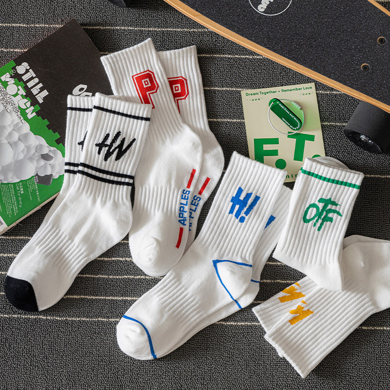 Maßgeschneiderte, einfarbige Jacquard-Strick-Street-Style-Hip-Hop-Buchstaben-Sport-Crew-Socken