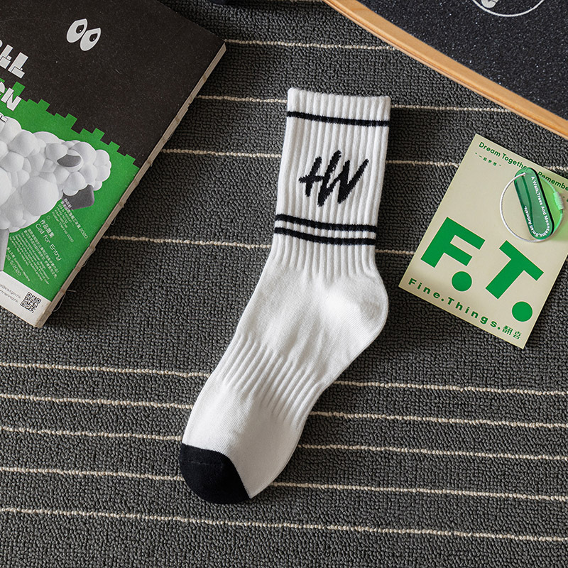 Maßgeschneiderte, einfarbige Jacquard-Strick-Street-Style-Hip-Hop-Buchstaben-Sport-Crew-Socken