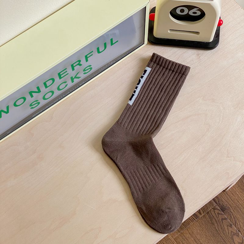 Akzeptierte OEM-Services Herren-Socken aus Baumwolle mit individuellem Logo, lässiger Buchstabe, Sportqualität, einfarbig