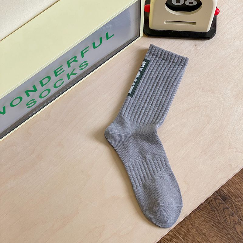 Akzeptierte OEM-Services Herren-Socken aus Baumwolle mit individuellem Logo, lässiger Buchstabe, Sportqualität, einfarbig